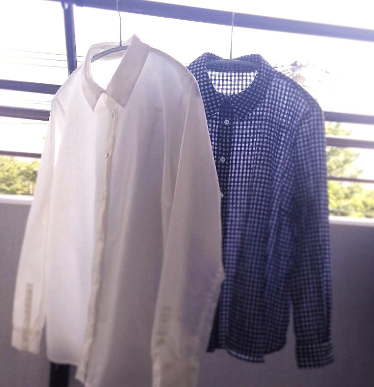 写真：リネンの白いシャツ、ギンガムシャツを干しているところ