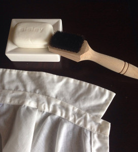 写真：襟を広げた白シャツとブラシと固形石鹸